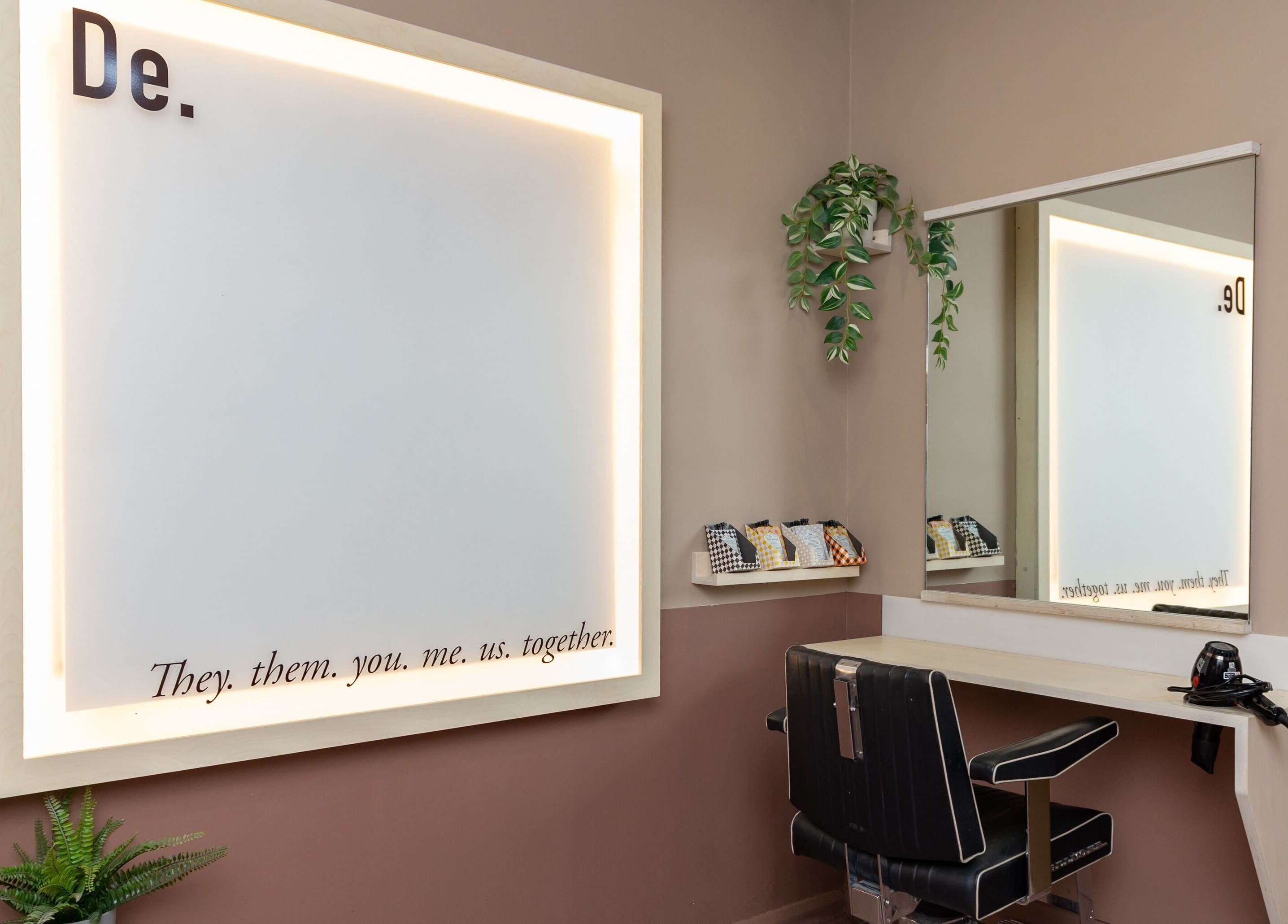 Modern salon station at De.Salons Peckham, London, England, GB, with stylish chair and mirror setup.