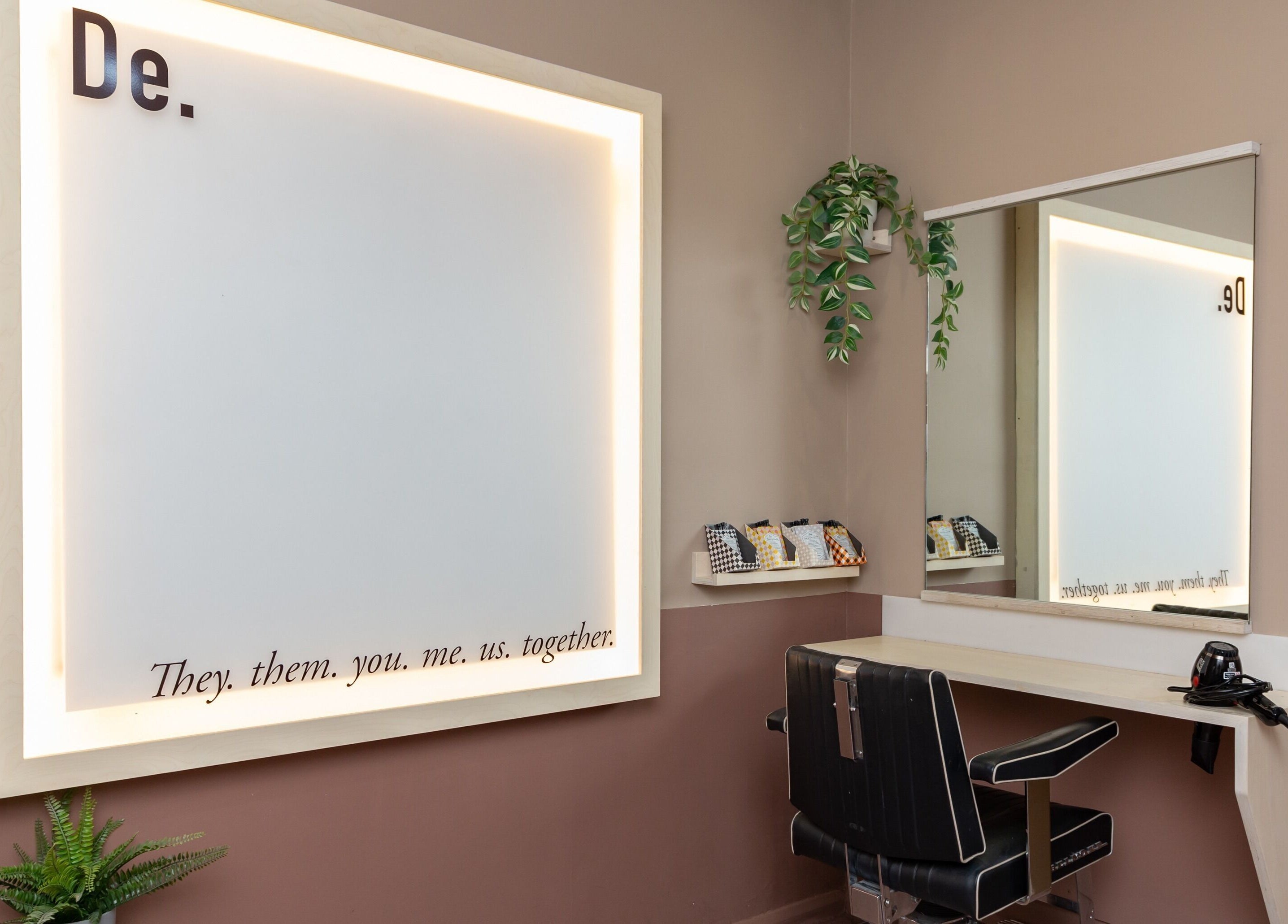 Modern salon station at De.Salons Peckham, London, England, GB, with stylish chair and mirror setup.