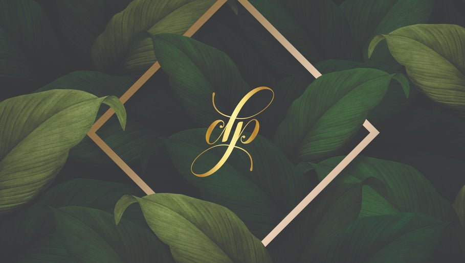Logo elegante da Clínica Divina Pele entre folhas verdes, São José do Rio Preto, São Paulo, BR.