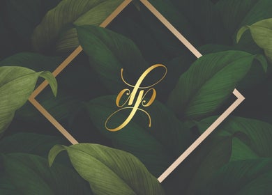 Logo elegante da Clínica Divina Pele entre folhas verdes, São José do Rio Preto, São Paulo, BR.