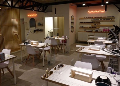 Interior moderno de Hi Hi Nails Roma en Ciudad De México, MX, con estaciones de manicura bien iluminadas.