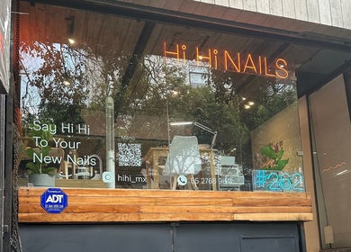 Fachada de Hi Hi Nails Roma en Ciudad De México, mostrando diseño moderno y acogedor.