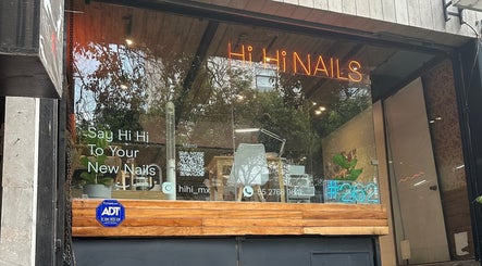 Fachada de Hi Hi Nails Roma en Ciudad De México, mostrando diseño moderno y acogedor.