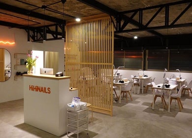 Interior moderno de Hi Hi Nails Roma en Ciudad De México con mesas para manicura y decoración acogedora.