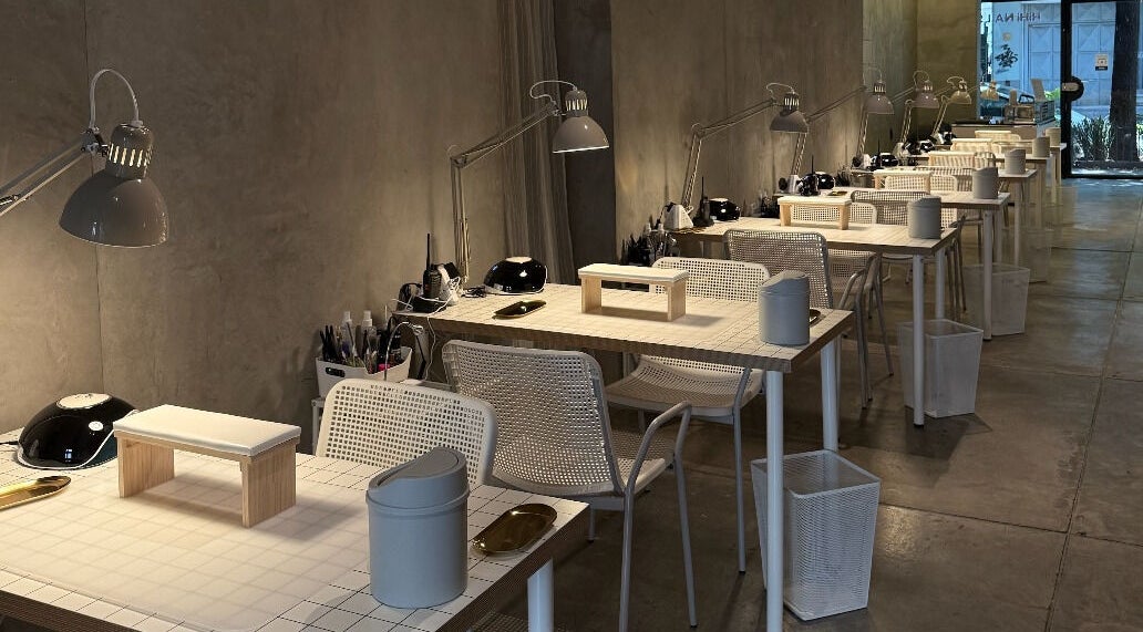 Interior moderno de HiHi Nails Juárez en Ciudad De México, MX con estaciones de manicura alineadas.