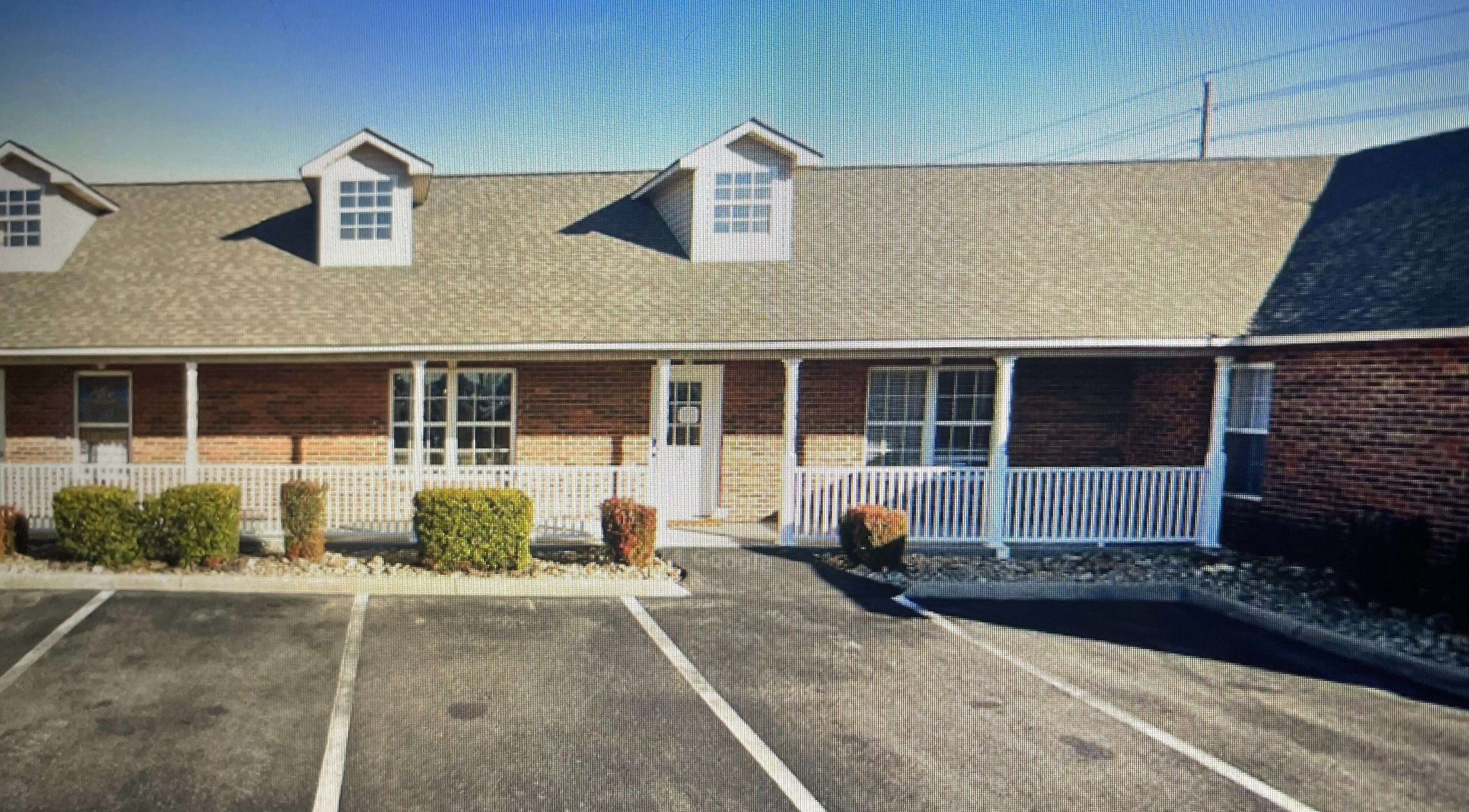 Front view of Briar Rose Spa, a charming brick building in Sevierville, Tennessee, US.