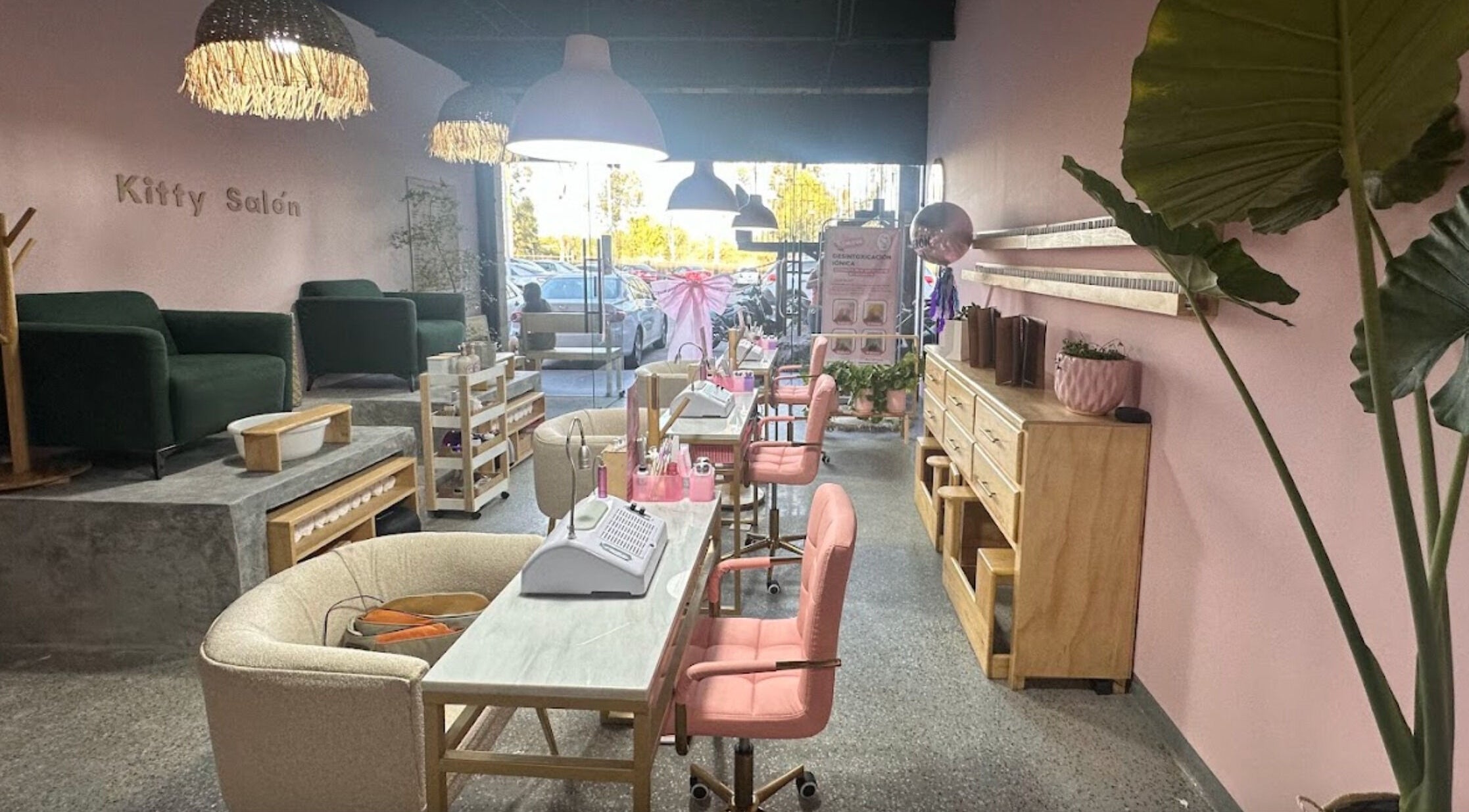 Interior moderno de Santa Anita Kitty Salón en Tlajomulco, MX, con decoración en tonos rosa.