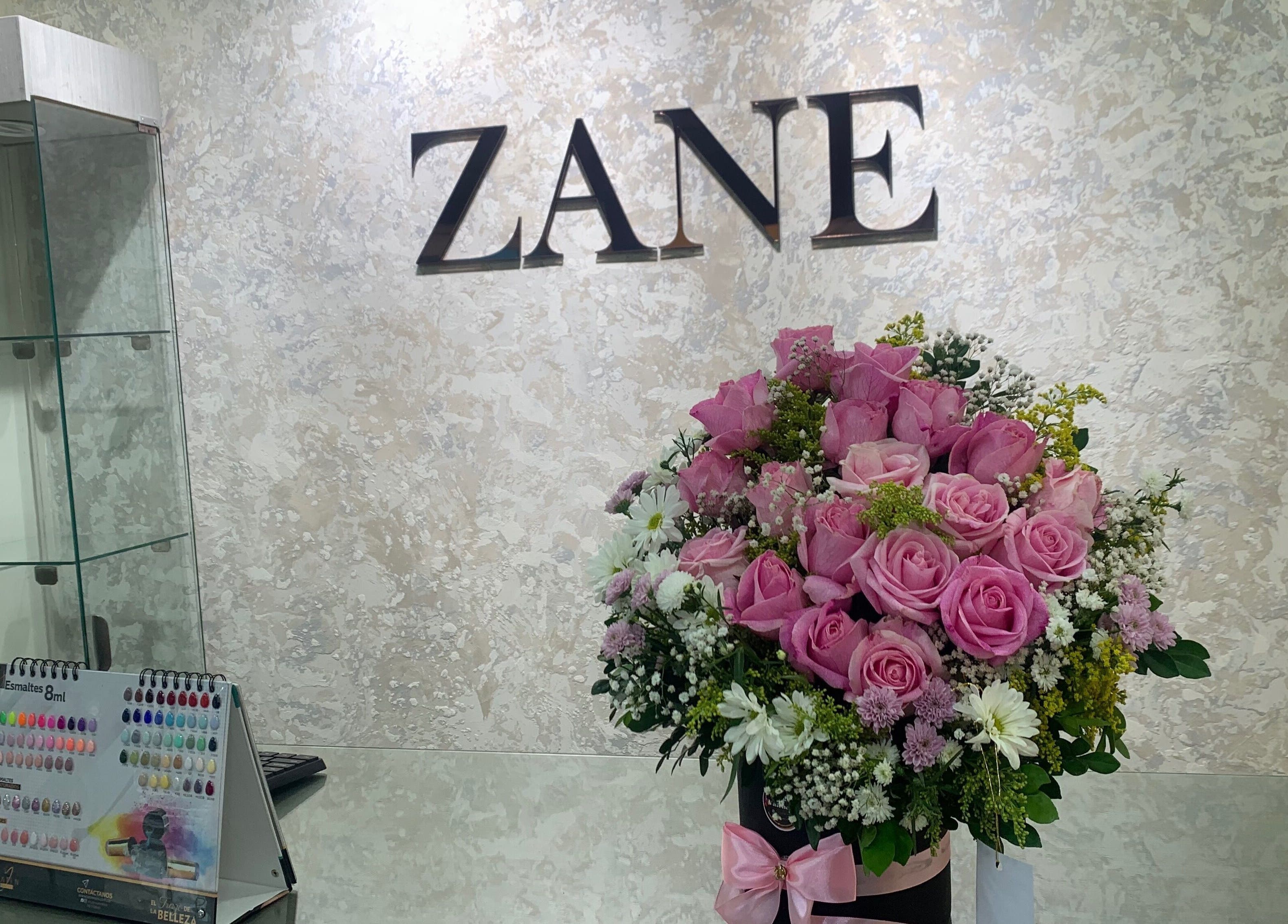 Arreglo de rosas frente al logo Zane en Valencia, Carabobo, VE. Escaparate y muestra de esmaltes.