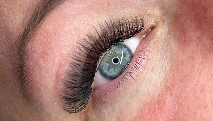 Leah’s Lash Lounge, bild 1