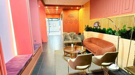 Intérieur élégant d'Atelier Rafaela Ferreira à Uccle, Bruxelles, BE avec canapés et plantes.