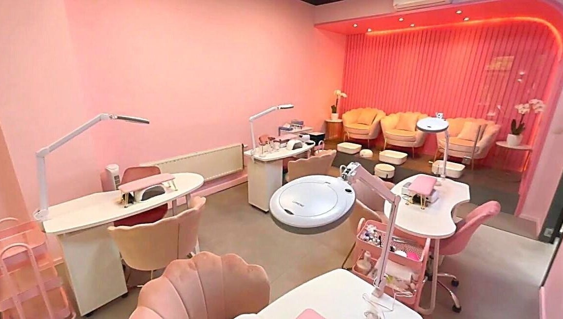 Intérieur élégant de l'Atelier Rafaela Ferreira à Uccle, Bruxelles, BE, dédié à la beauté et au bien-être.