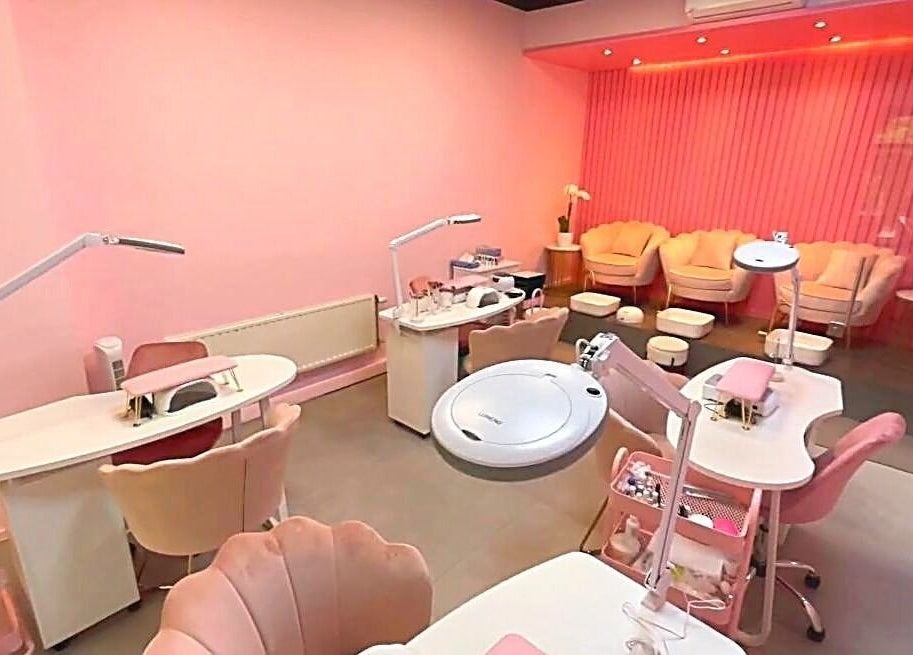 Intérieur élégant de l'Atelier Rafaela Ferreira à Uccle, Bruxelles, BE, dédié à la beauté et au bien-être.