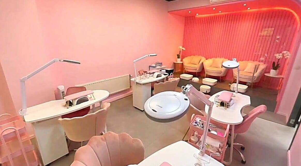 Intérieur élégant de l'Atelier Rafaela Ferreira à Uccle, Bruxelles, BE, dédié à la beauté et au bien-être.