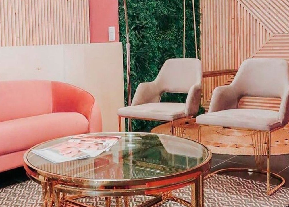 Espace élégant avec canapé rose à Atelier Rafaela Ferreira, Uccle, Bruxelles, BE.