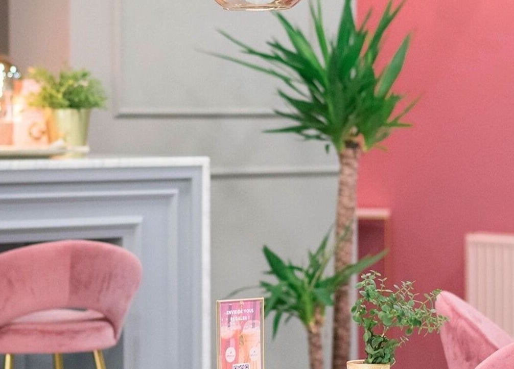 Intérieur élégant de l'Atelier Rafaela Ferreira à Uccle, Bruxelles, BE avec un décor rose apaisant.