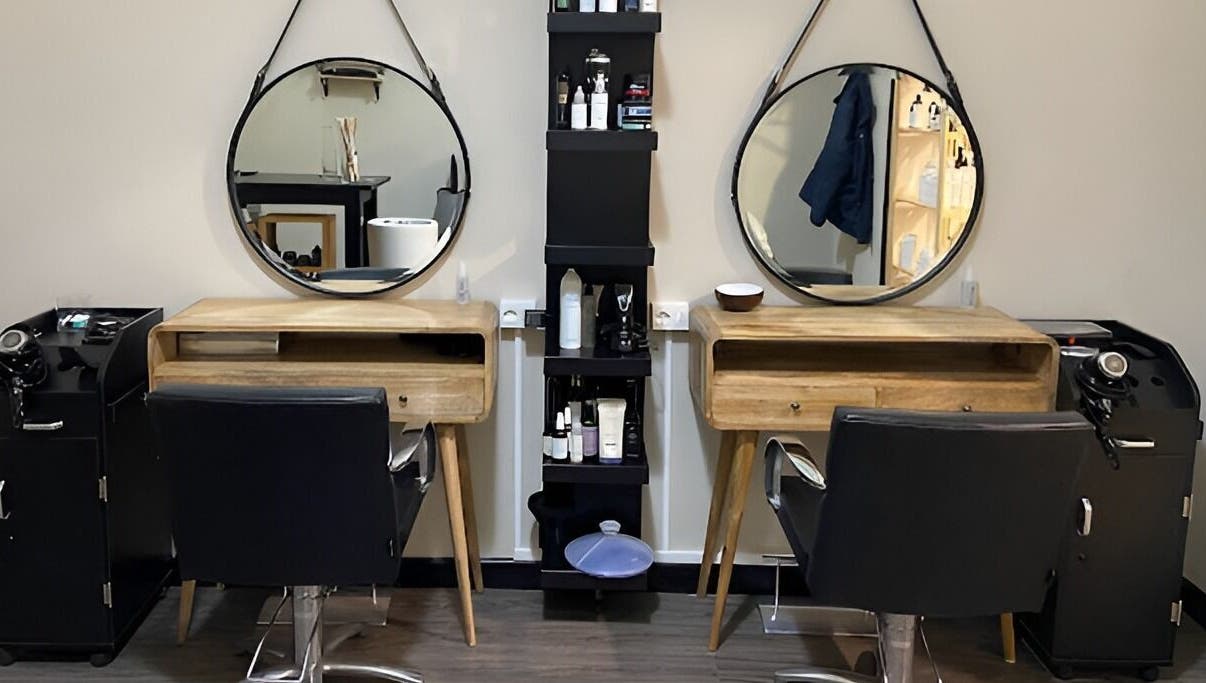 Postazione parrucchiere con specchi rotondi a Nanni I Parrucchieri, Trapani, Sicilia, IT.