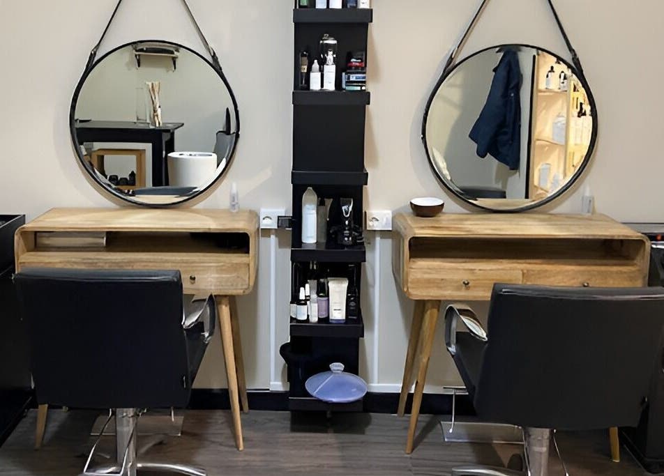 Postazione parrucchiere con specchi rotondi a Nanni I Parrucchieri, Trapani, Sicilia, IT.
