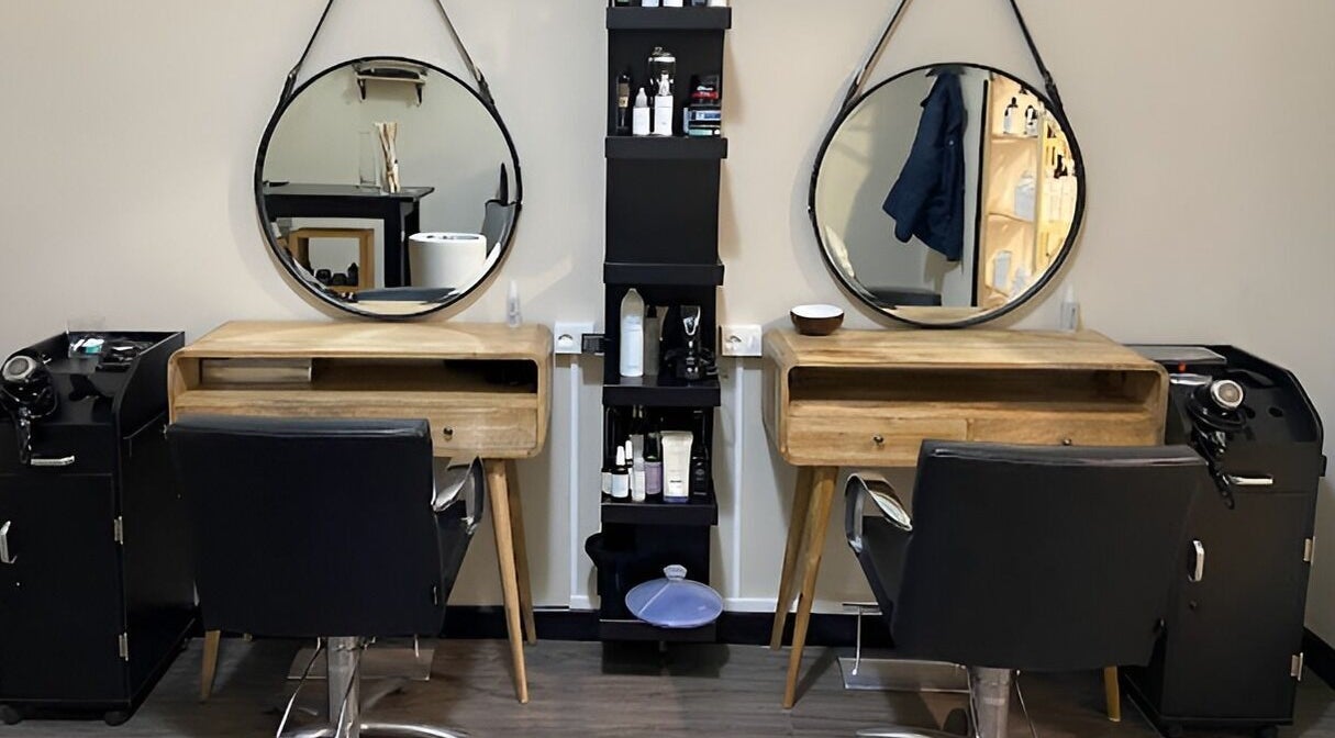 Postazione parrucchiere con specchi rotondi a Nanni I Parrucchieri, Trapani, Sicilia, IT.