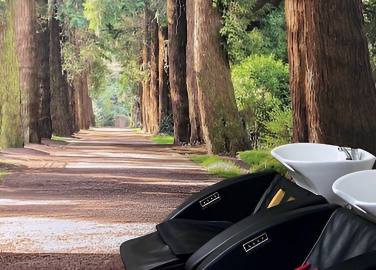 Lavabi moderni a Nanni I Parruchieri con sfondo naturale, Trapani, Sicilia, IT.