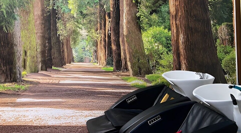Lavabi moderni a Nanni I Parruchieri con sfondo naturale, Trapani, Sicilia, IT.