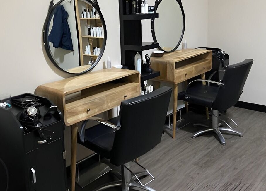 Interno elegante del salone Nanni I Parruchieri a Trapani, Sicilia, IT. Moderni posti di lavoro per parrucchieri.