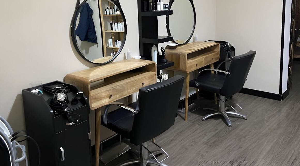 Interno elegante del salone Nanni I Parruchieri a Trapani, Sicilia, IT. Moderni posti di lavoro per parrucchieri.