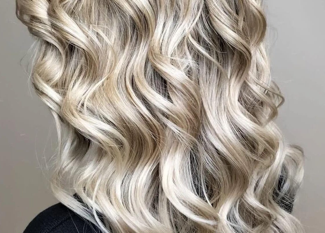 Capelli biondi ondulati a Nanni I Parruchieri, Trapani, Sicilia, IT, stile raffinato e luminoso.