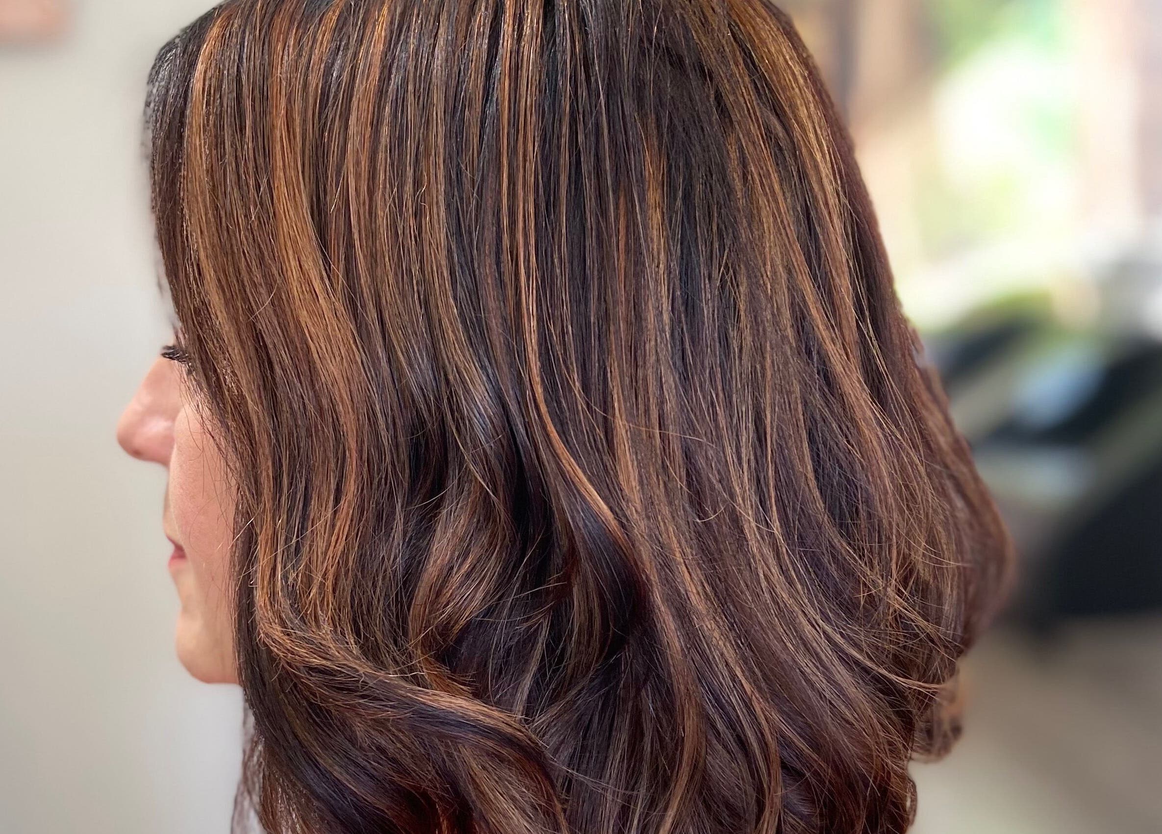 Acconciatura riccia e calda da Nanni I Parrucchieri a Trapani, Sicilia, IT, elegante e moderna.