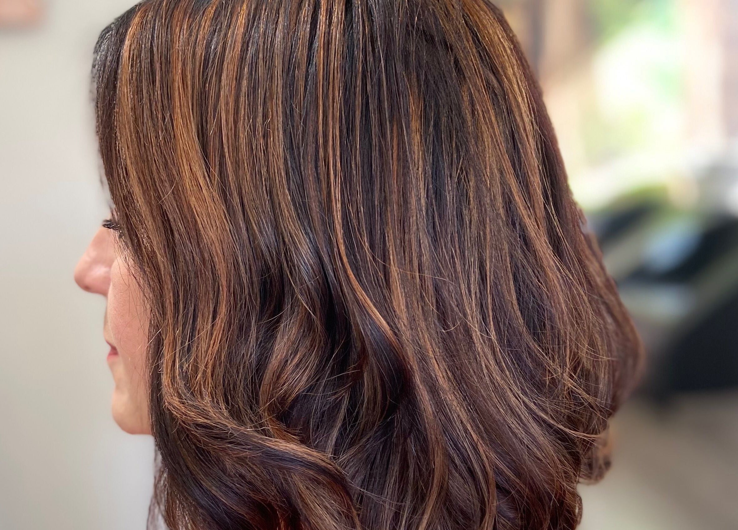 Acconciatura riccia e calda da Nanni I Parrucchieri a Trapani, Sicilia, IT, elegante e moderna.