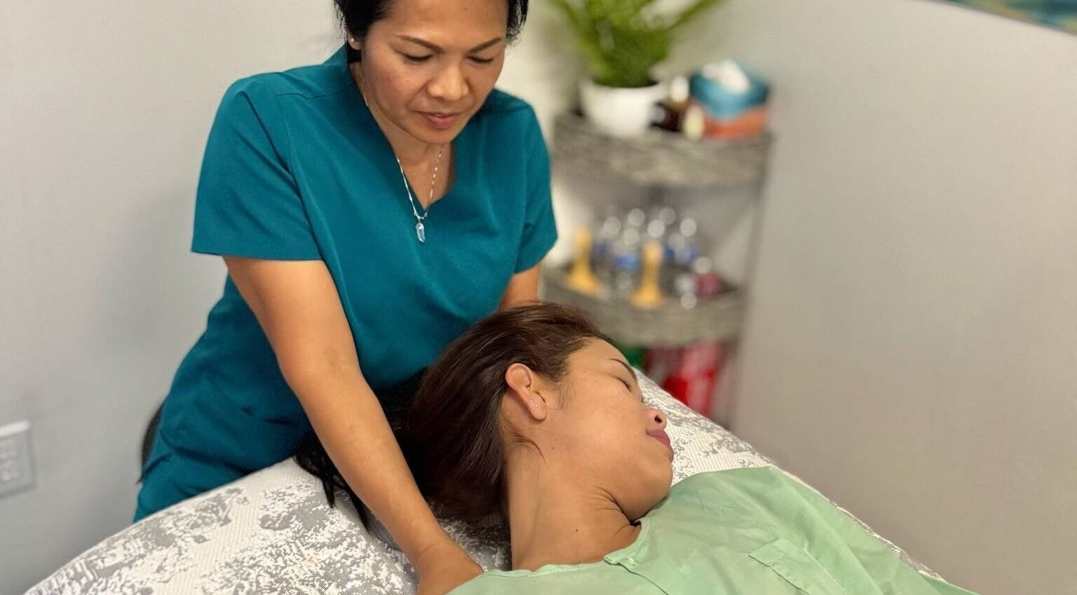 A calming massage session at Jai Thai Massage in Mesa, Arizona, US, providing relaxing therapeutic care.