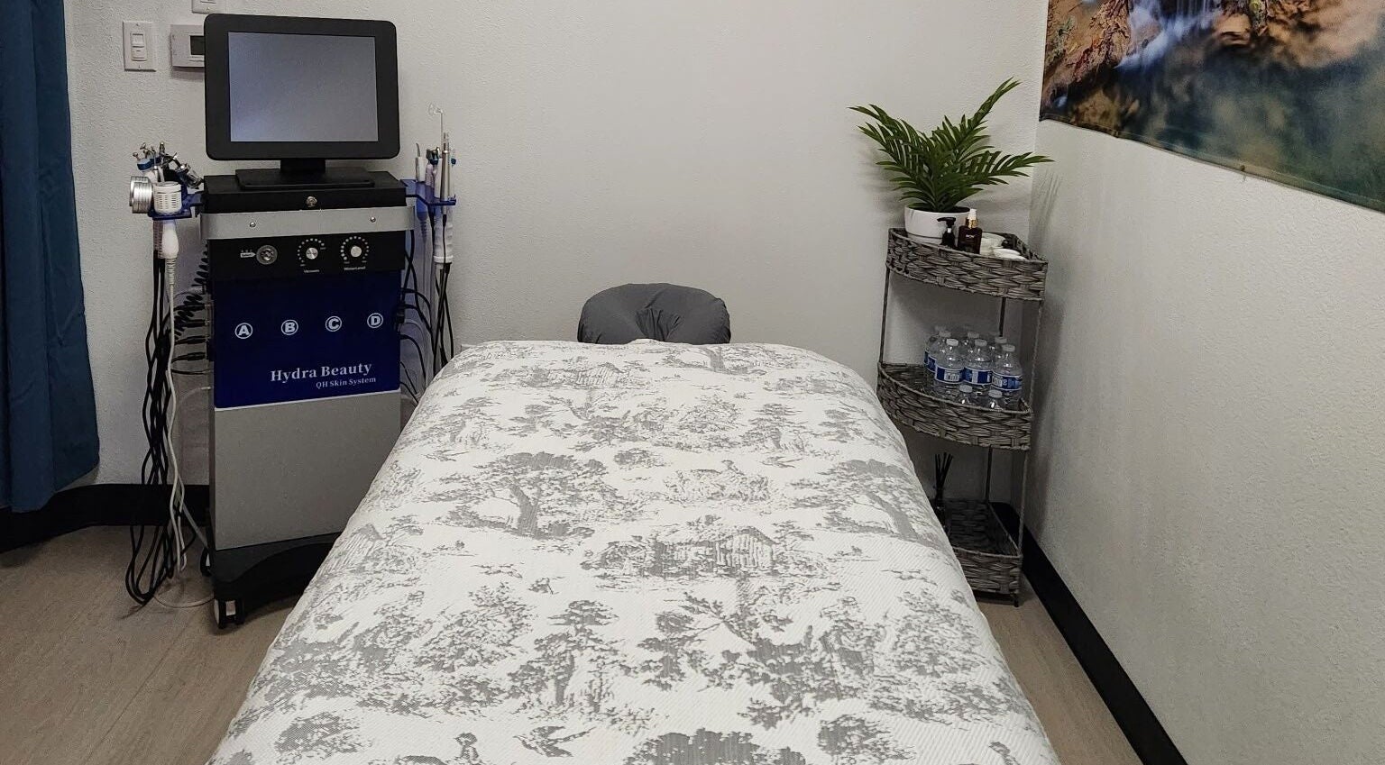 Relaxing massage room at Jai Thai Massage in Mesa, Arizona, US with serene décor and advanced Hydra Beauty machine.