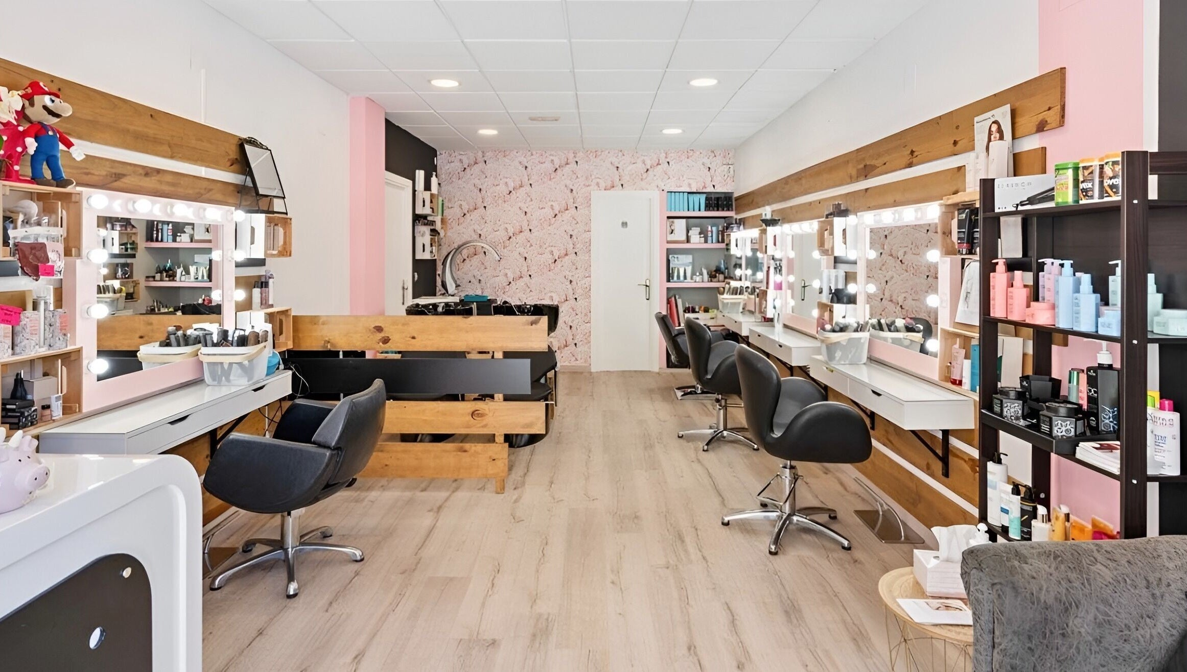 Salón chic en Oh My Look, Teruel, Aragón, ES, con tocadores profesionales y decoración moderna.