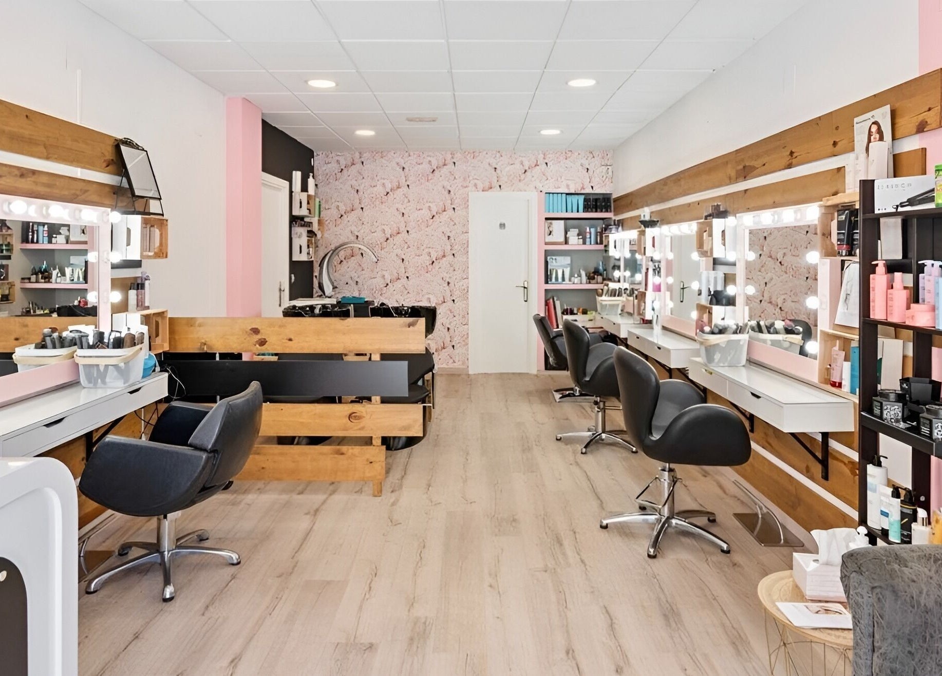 Salón chic en Oh My Look, Teruel, Aragón, ES, con tocadores profesionales y decoración moderna.