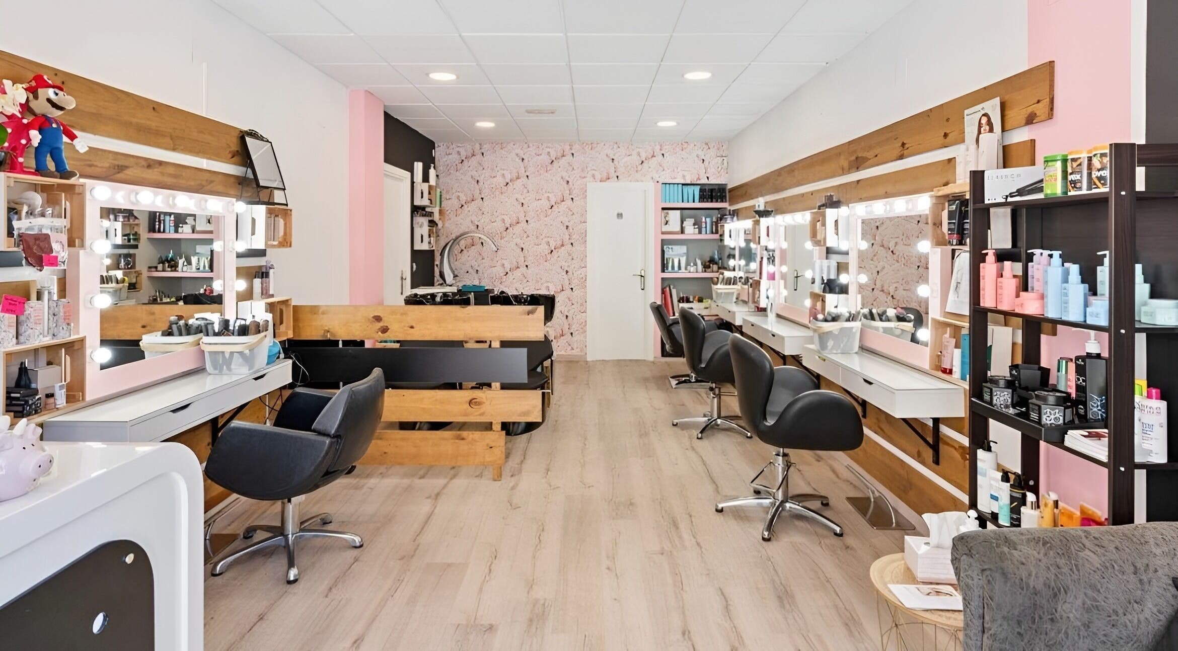 Salón chic en Oh My Look, Teruel, Aragón, ES, con tocadores profesionales y decoración moderna.