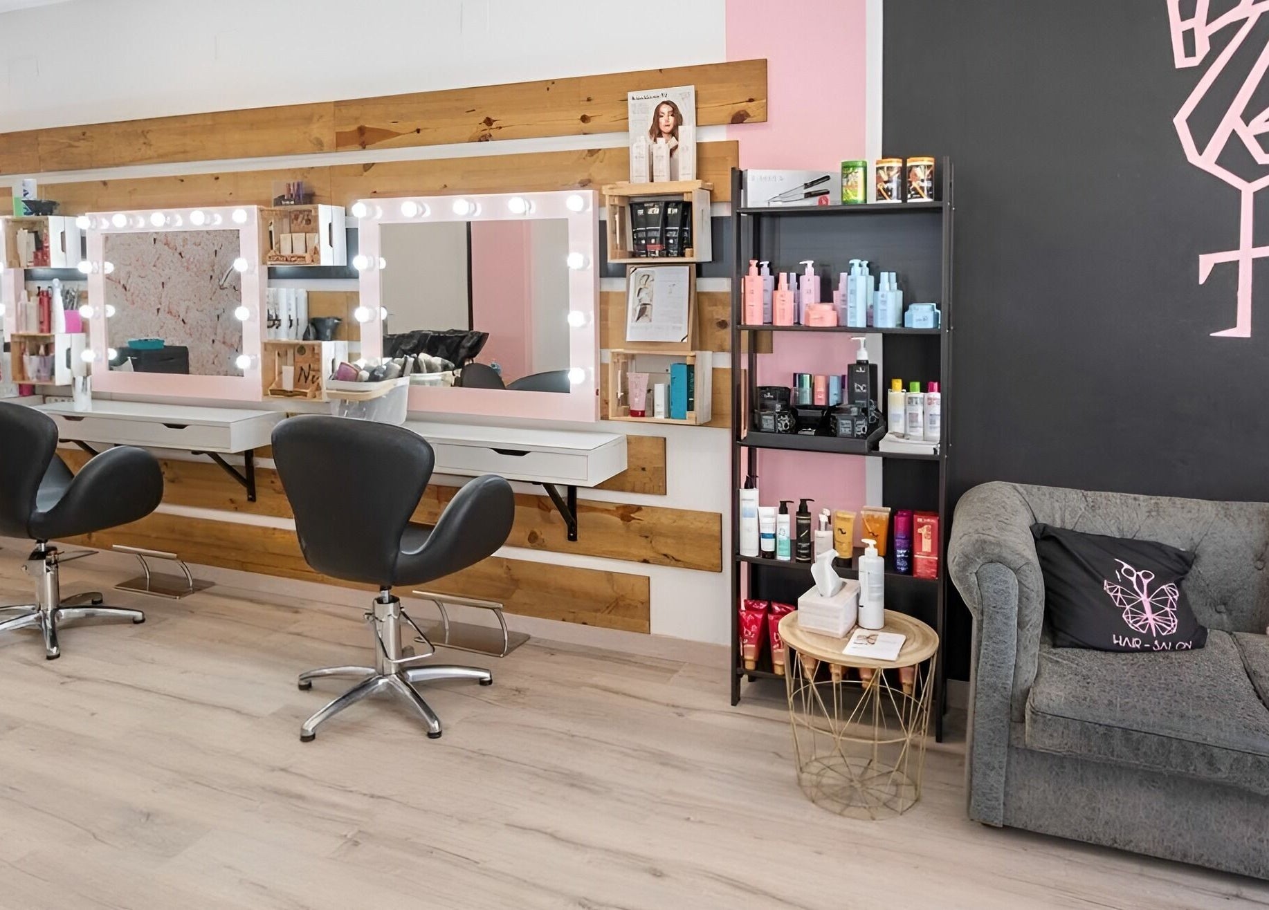 Interior del salón Oh My Look en Teruel, Aragón, ES, mostrando espejos iluminados y sillas modernas.