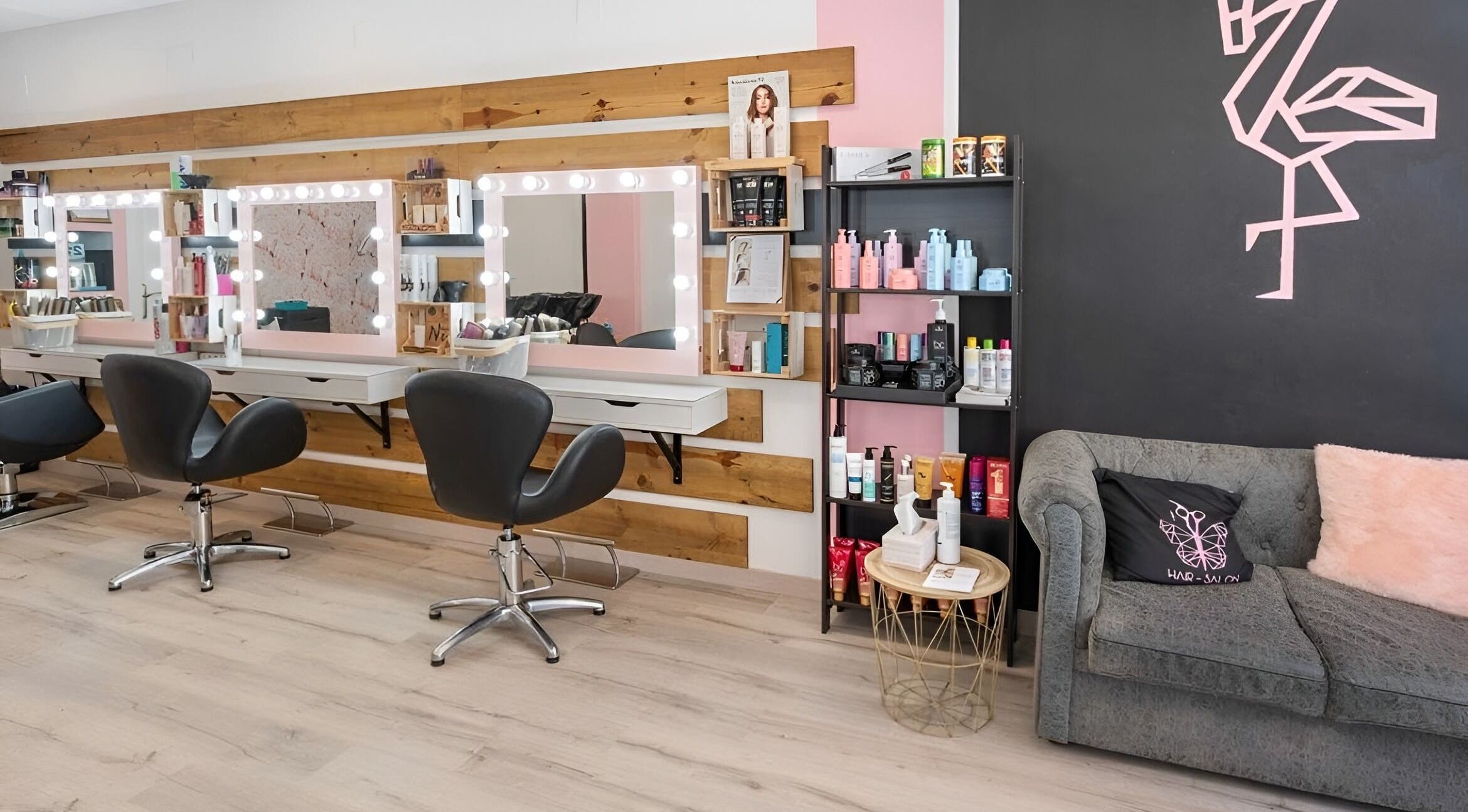 Interior del salón Oh My Look en Teruel, Aragón, ES, mostrando espejos iluminados y sillas modernas.