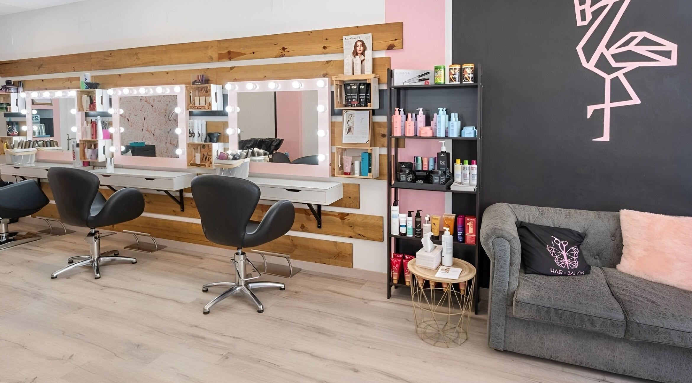 Interior del salón Oh My Look en Teruel, Aragón, ES, mostrando espejos iluminados y sillas modernas.