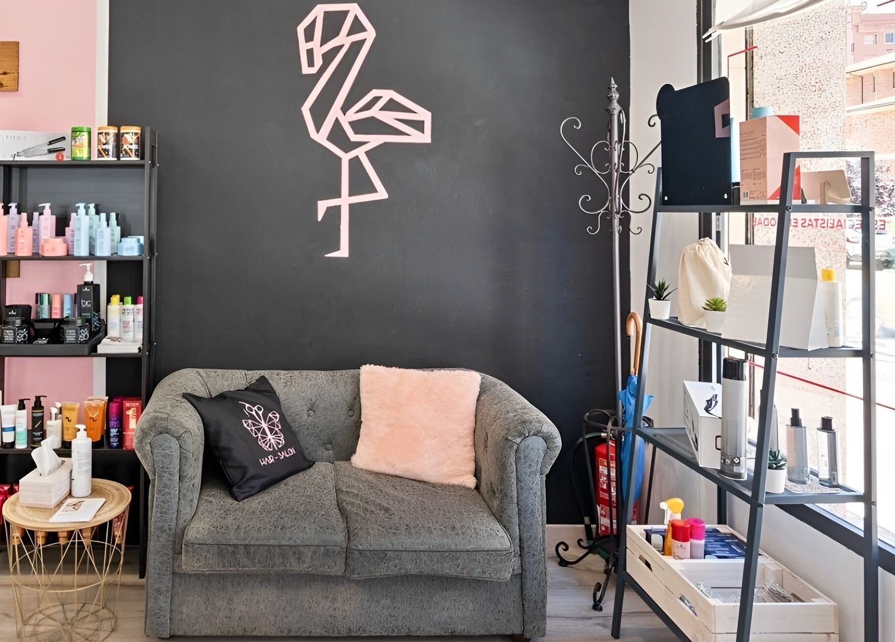 Acogedor salón en Oh My Look, Teruel, Aragón, ES, con sofá gris y decoración elegante.