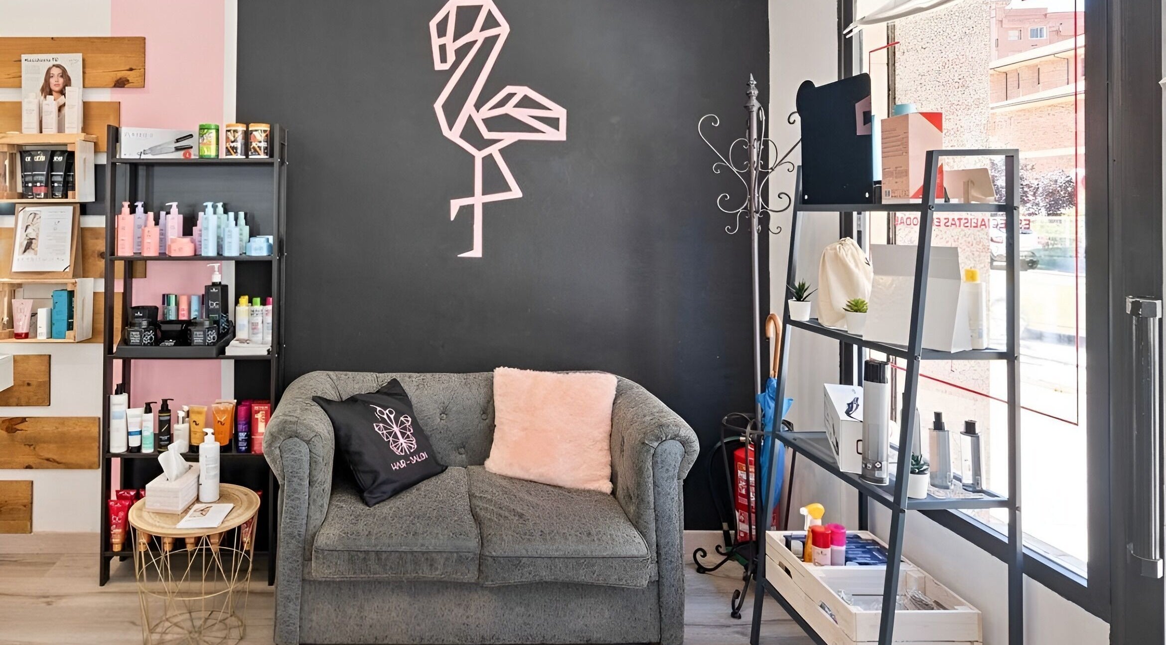 Acogedor salón en Oh My Look, Teruel, Aragón, ES, con sofá gris y decoración elegante.