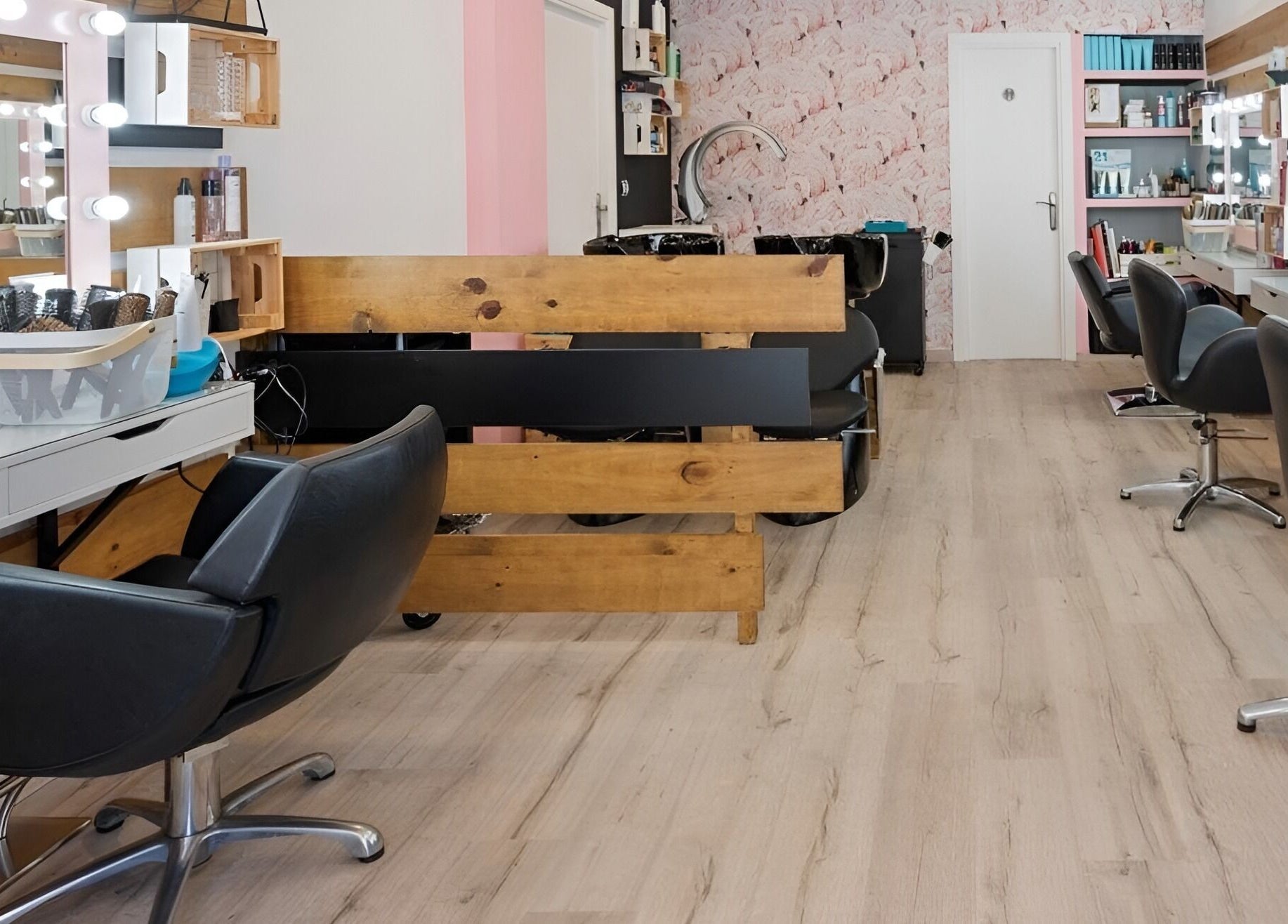 Salón de belleza Oh My Look en Teruel, Aragón, ES con sillas modernas y espejos iluminados.