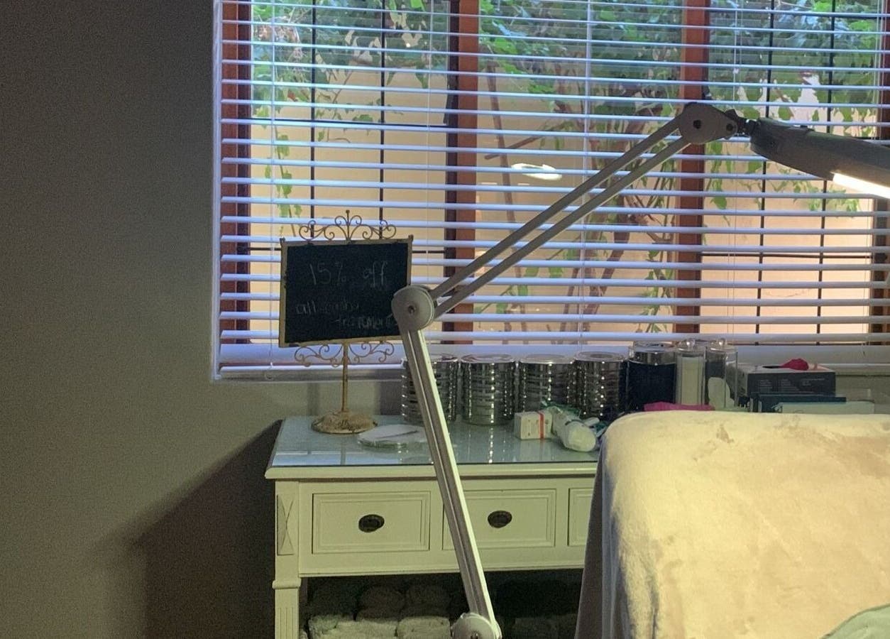 Calm treatment area at Moi Moi Paarl in Paarl, Western Cape, ZA, featuring a bed, lamp, and natural light.