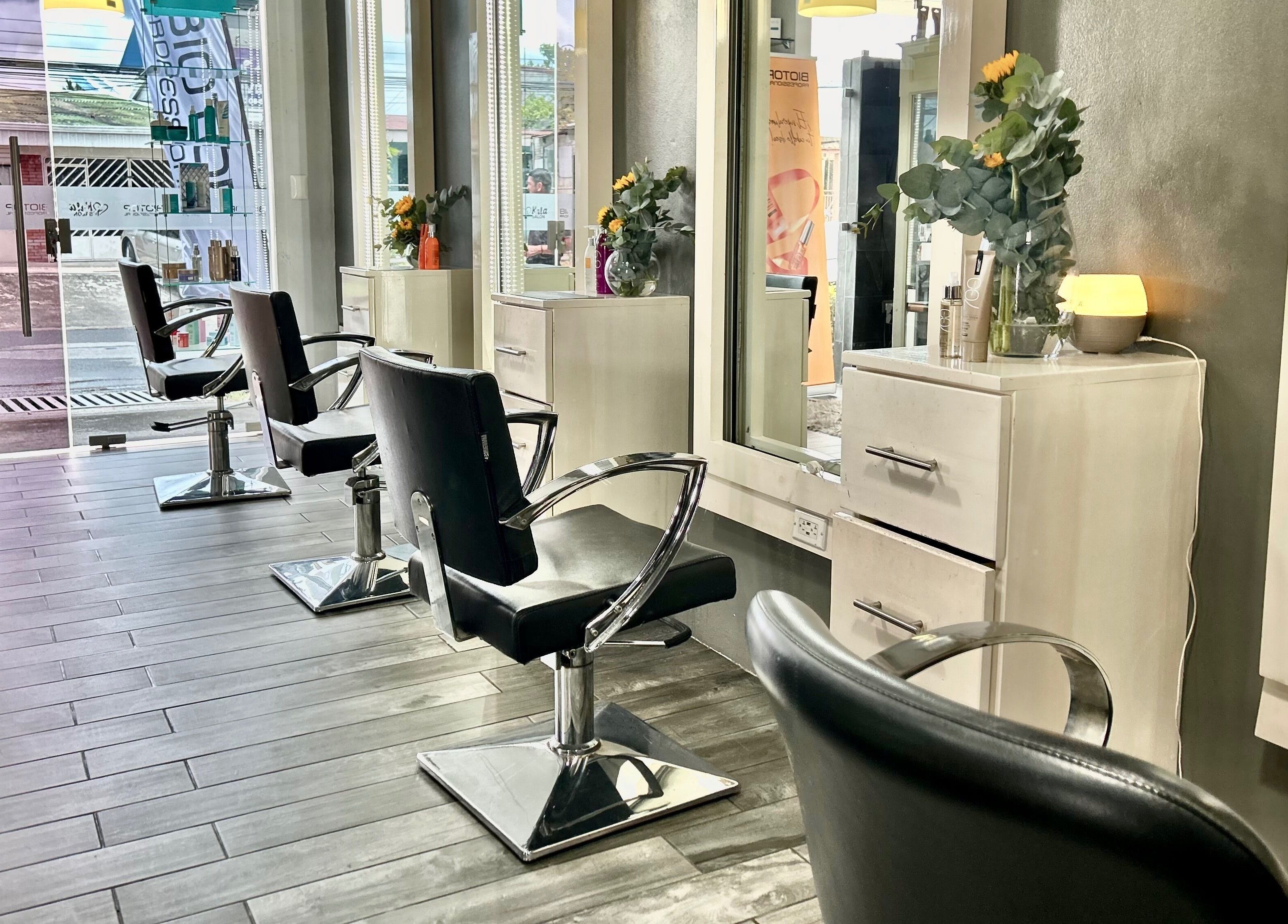 Interior elegante de Krla Salon en Guápiles, Limón, CR, mostrando estaciones de peinado modernas.