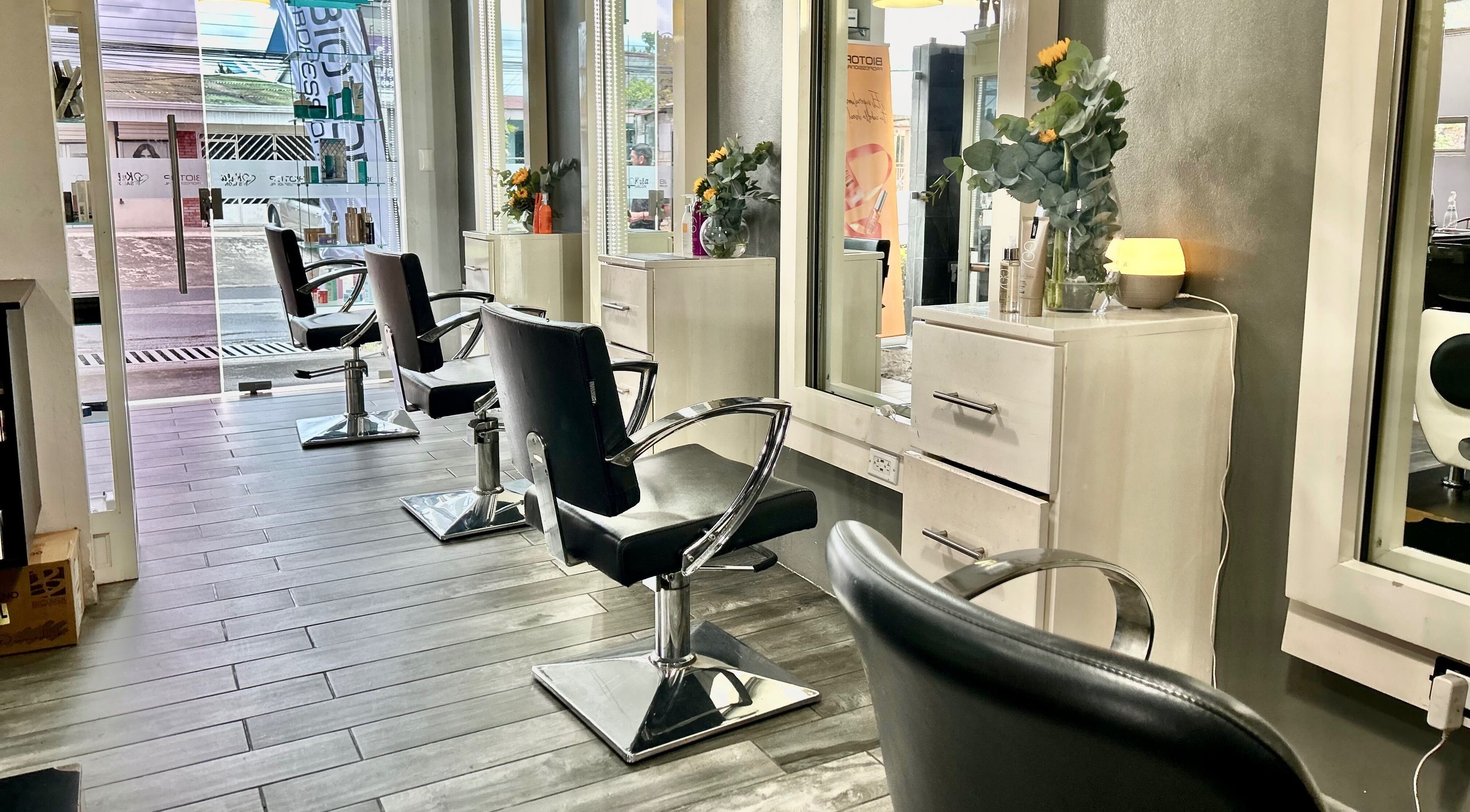 Interior elegante de Krla Salon en Guápiles, Limón, CR, mostrando estaciones de peinado modernas.