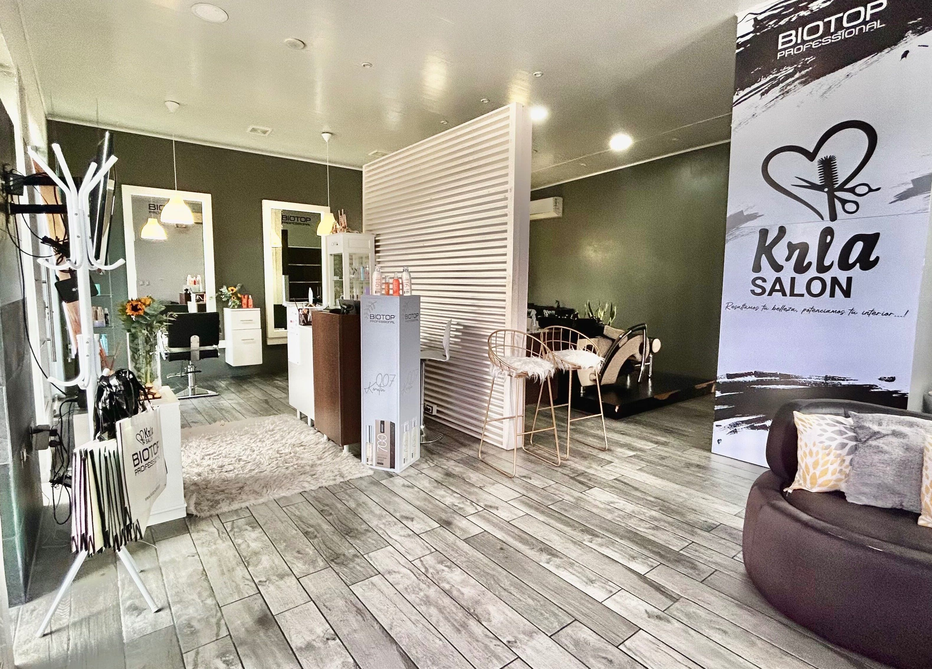Interior moderno de Krla Salon en Guápiles, Limón, CR, con decoración elegante y acogedora.