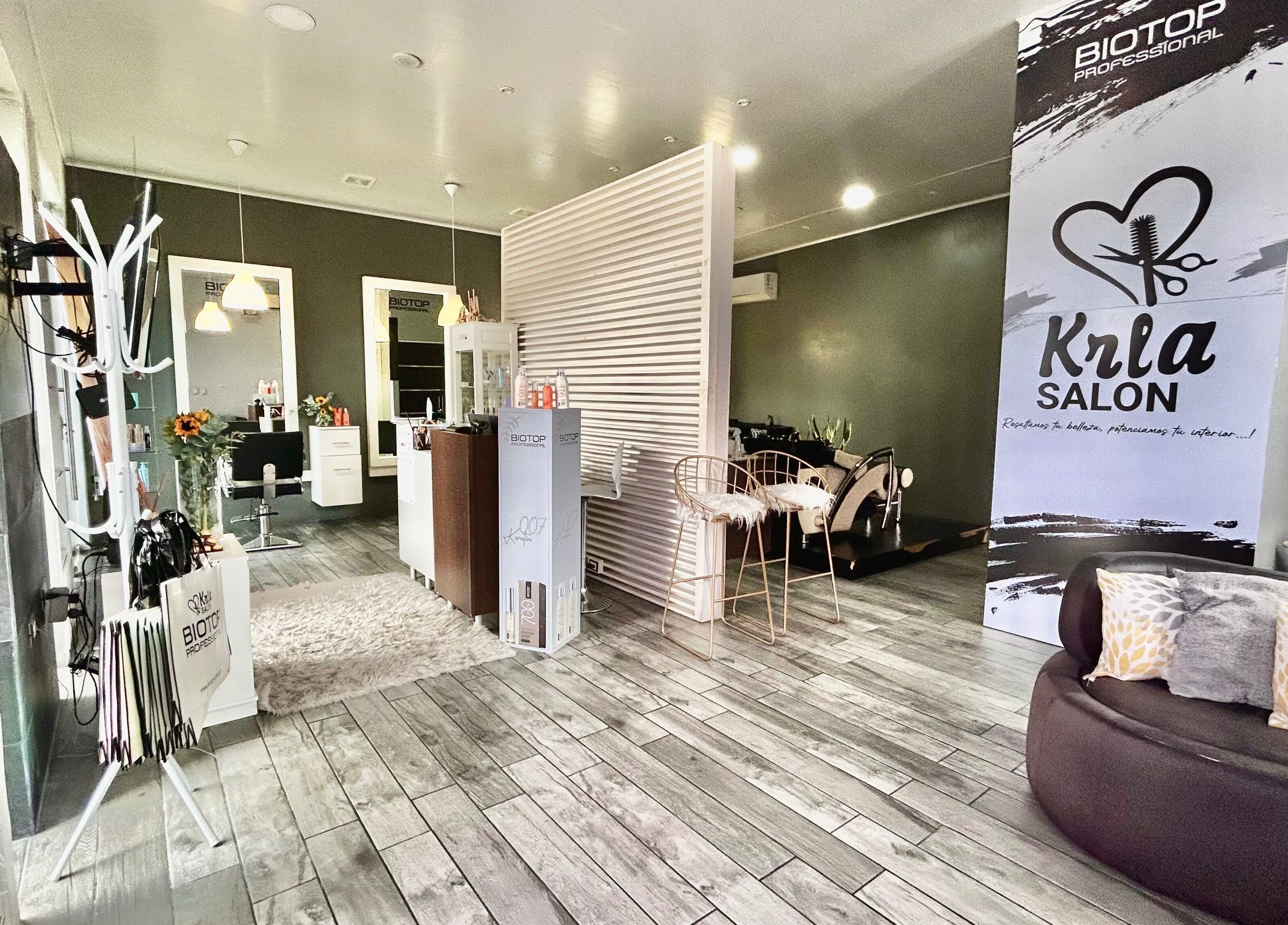 Interior moderno de Krla Salon en Guápiles, Limón, CR, con decoración elegante y acogedora.