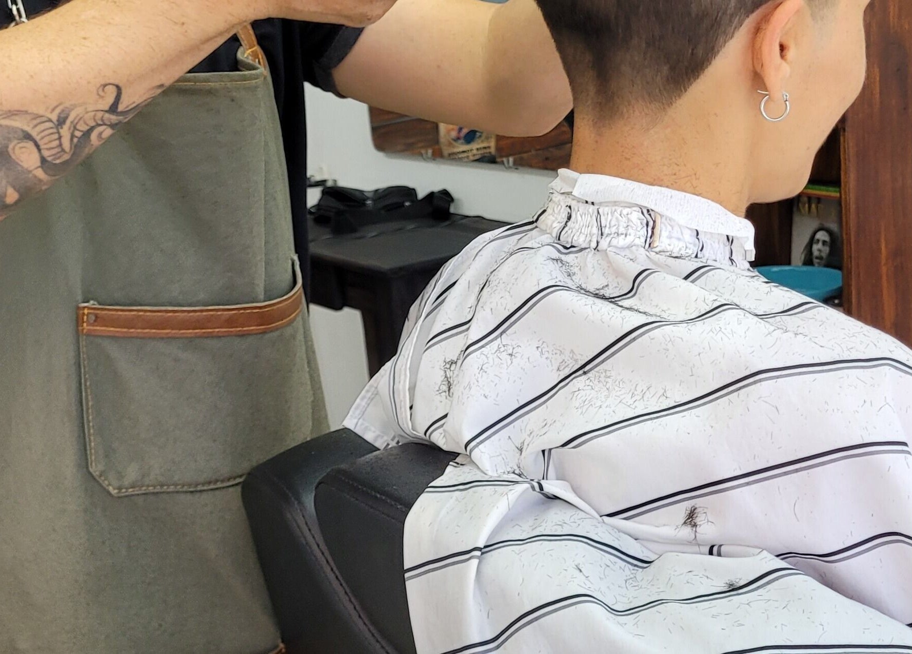 Barbero en Barba Roja realizando corte moderno en Córdoba, Córdoba, AR.