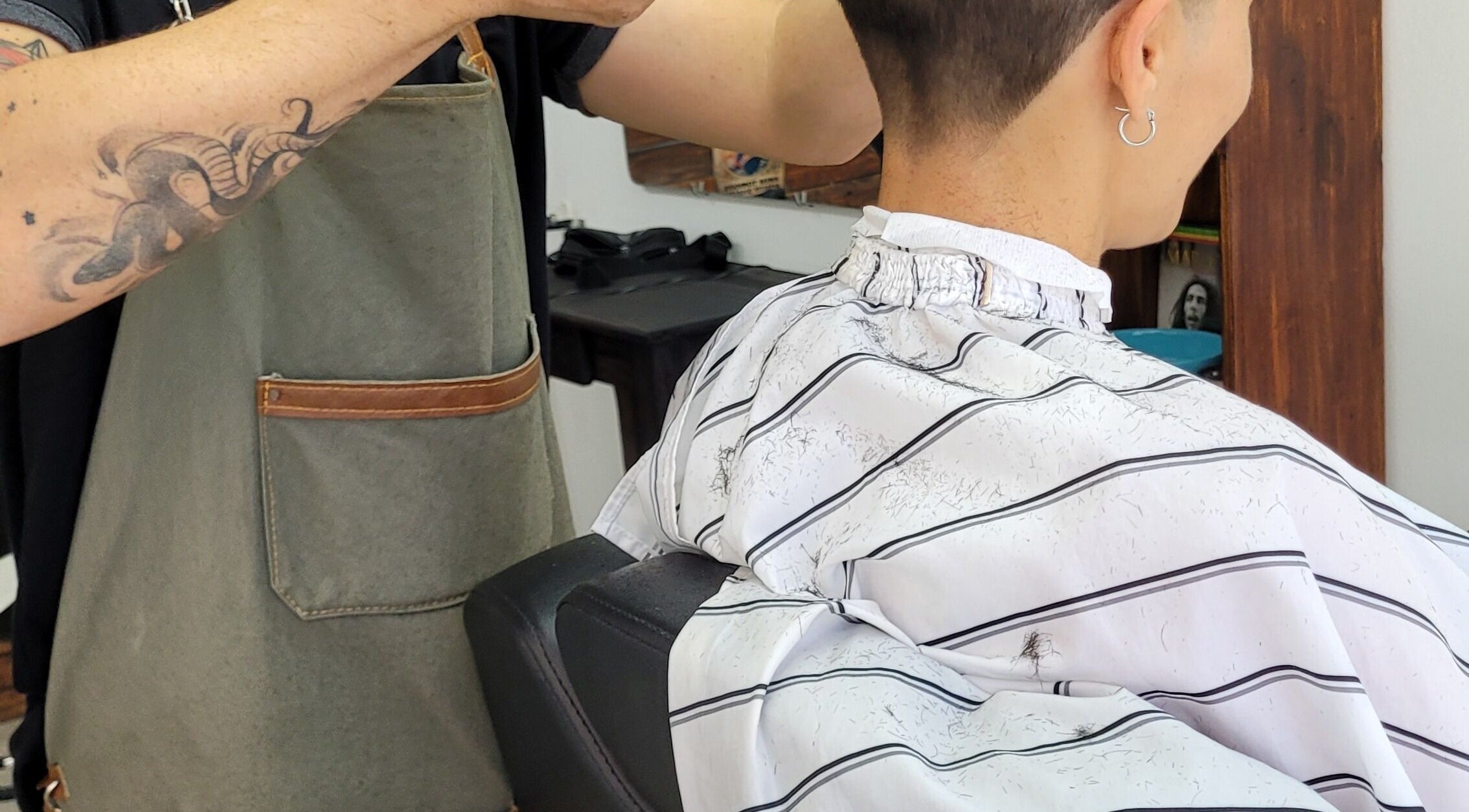 Barbero en Barba Roja realizando corte moderno en Córdoba, Córdoba, AR.