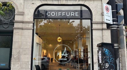 Entrée de Ka Coiffure à Montréal, Québec, CA, affichant une façade élégante et contemporaine.