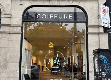 Façade de Ka Coiffure à Montréal, Québec, CA, mettant en valeur son élégant intérieur lumineux.