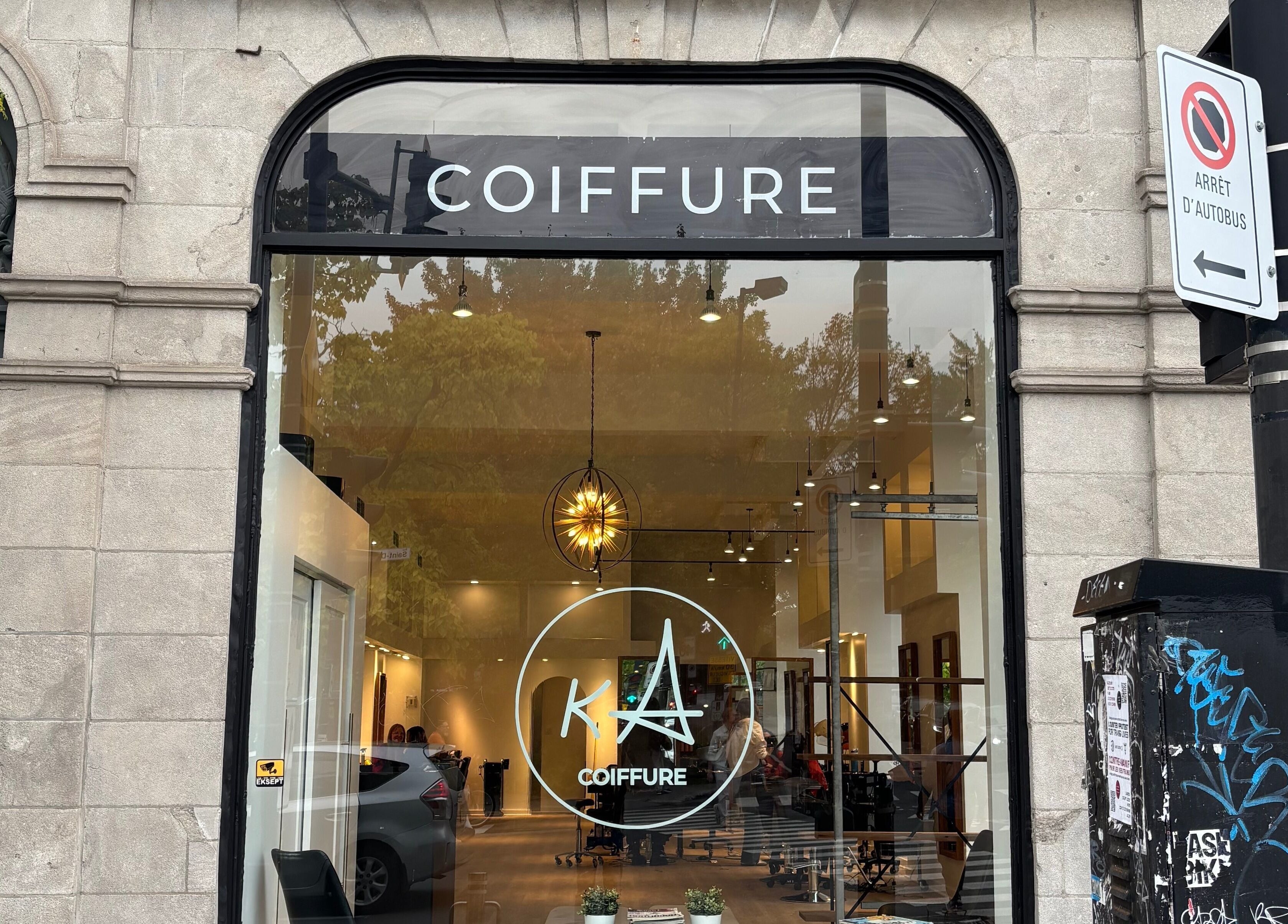 Façade de Ka Coiffure à Montréal, Québec, CA, mettant en valeur son élégant intérieur lumineux.